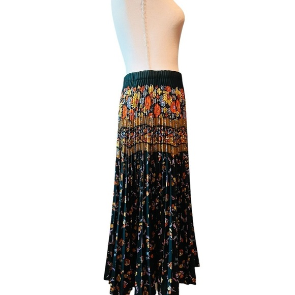 ELISSA OF CALIFORNIA PLEATED FLORAL SKATER SKIRT DARK GREEN - Picture 5 of 14